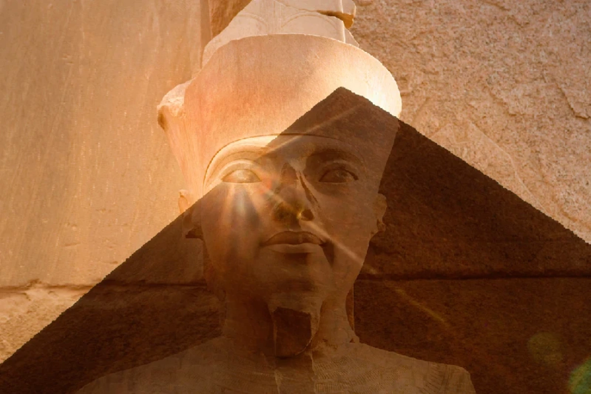 Abstrakte Darstellung des Gesichts von Ramses II. vor der Kulisse der Pyramiden von Kairo, Ägypten.