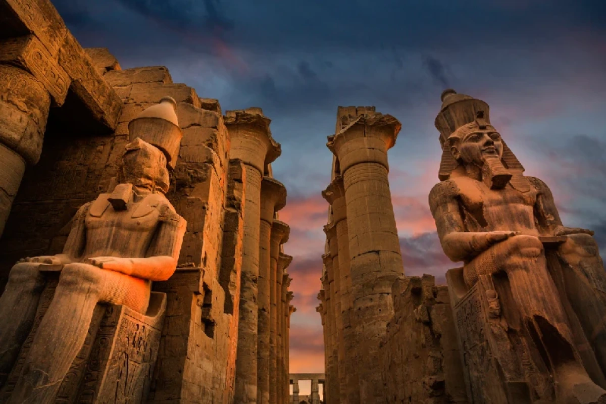Der Karnak-Tempel in Luxor, Ägypten, im warmen Licht des frühen Morgens