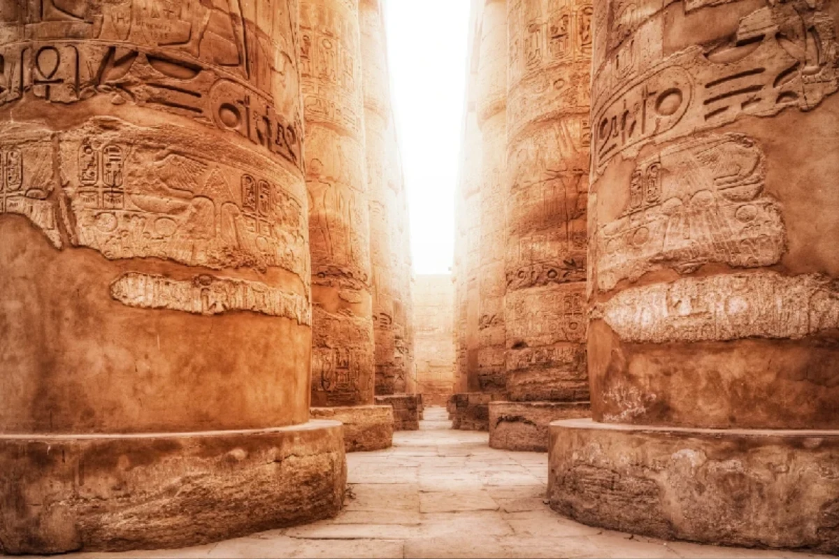Imposante antike Säulen des Karnak-Tempels in Luxor, Ägypten, mit kunstvollen Reliefs und Hieroglyphen.