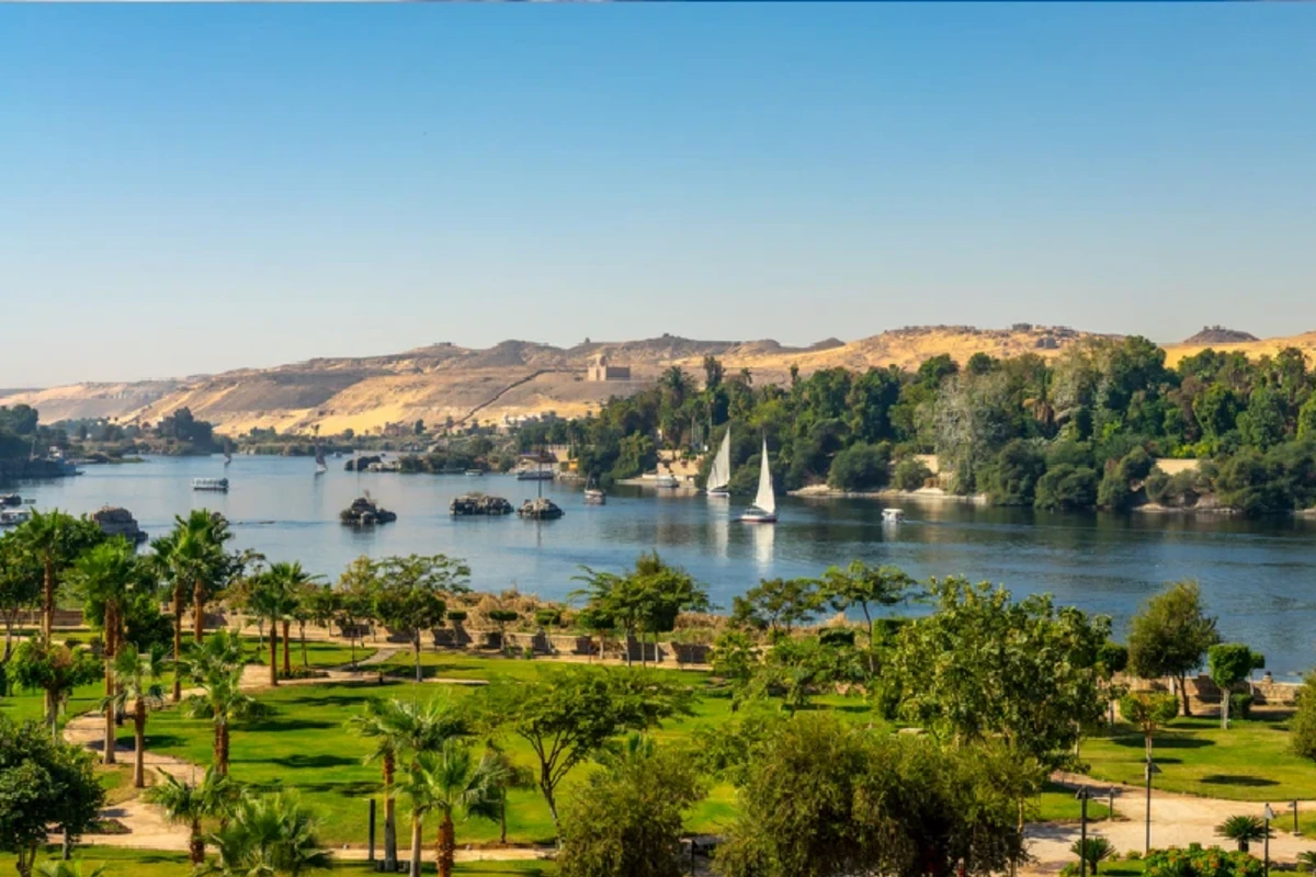 Luftaufnahme des Nils mit traditionellen ägyptischen Segelbooten, Feluken, in Assuan, Ägypten.