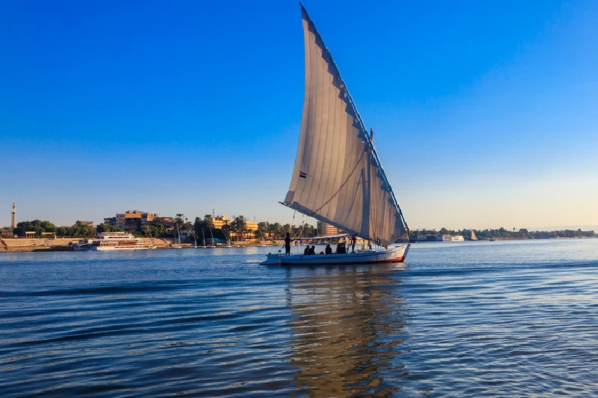 Feluken segeln auf dem Nil in Luxor, Ägypten. Traditionelle ägyptische Segelboote auf dem Fluss.