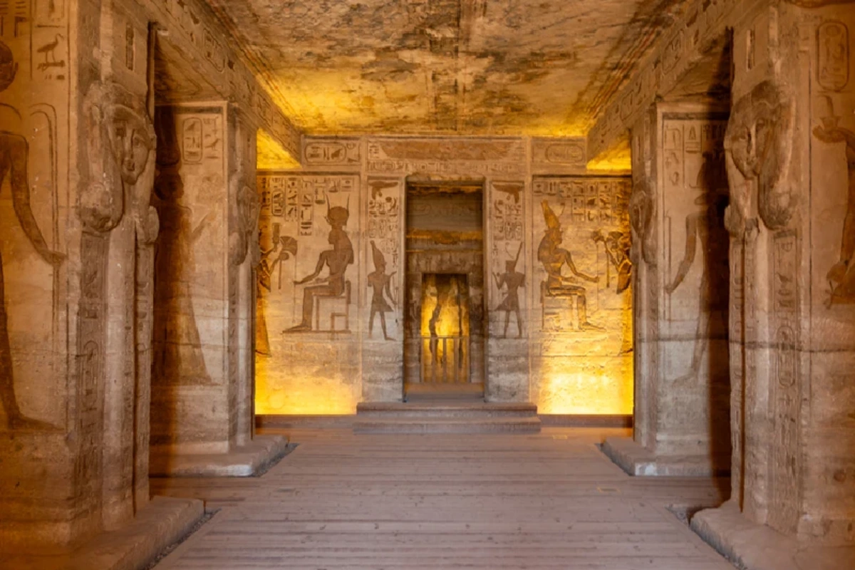 Innenraum des antiken Tempels von Abu Simbel mit detaillierten ägyptischen Hieroglyphen und in den Fels gehauenen architektonischen Elementen in Assuan, Ägypten.