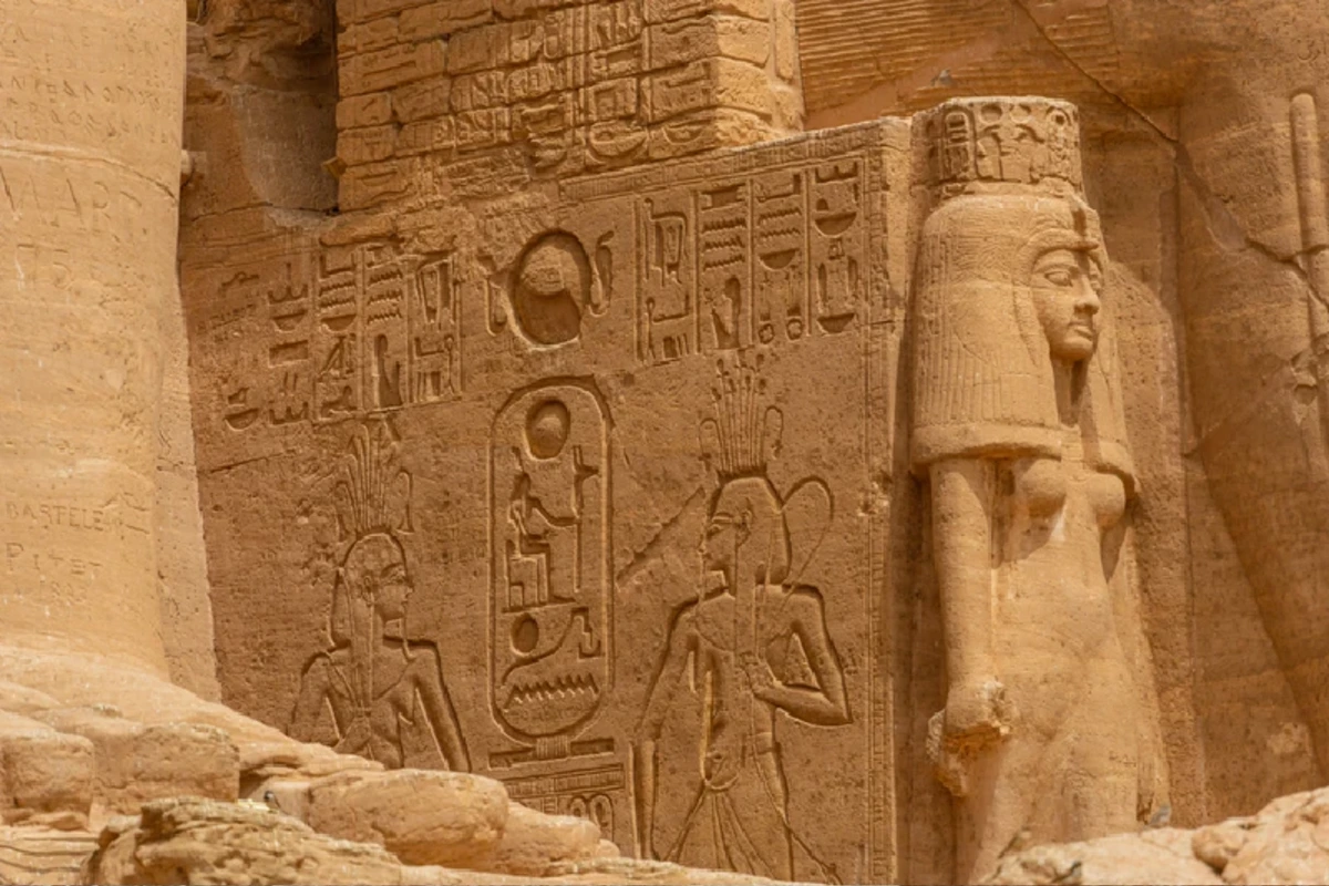 Stehende Statue der Königin Nefertari am Eingang des Nefertari-Tempels in Abu Simbel, Ägypten.