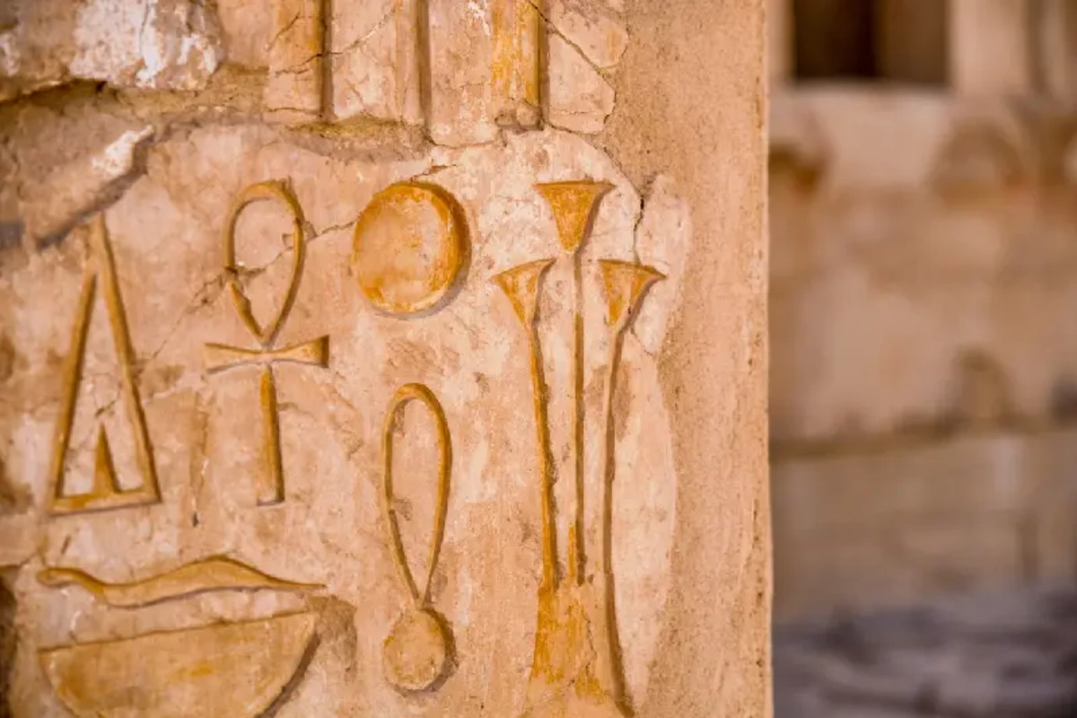 Ägyptische Hieroglyphen im Totentempel der Hatschepsut in Luxor, Ägypten