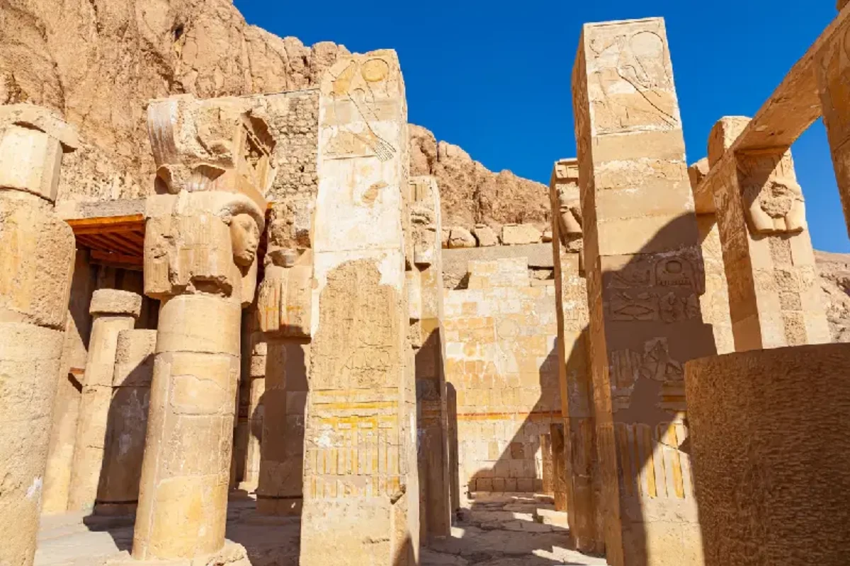 Hathor-Kapitellsäulen im Totentempel der Hatschepsut
