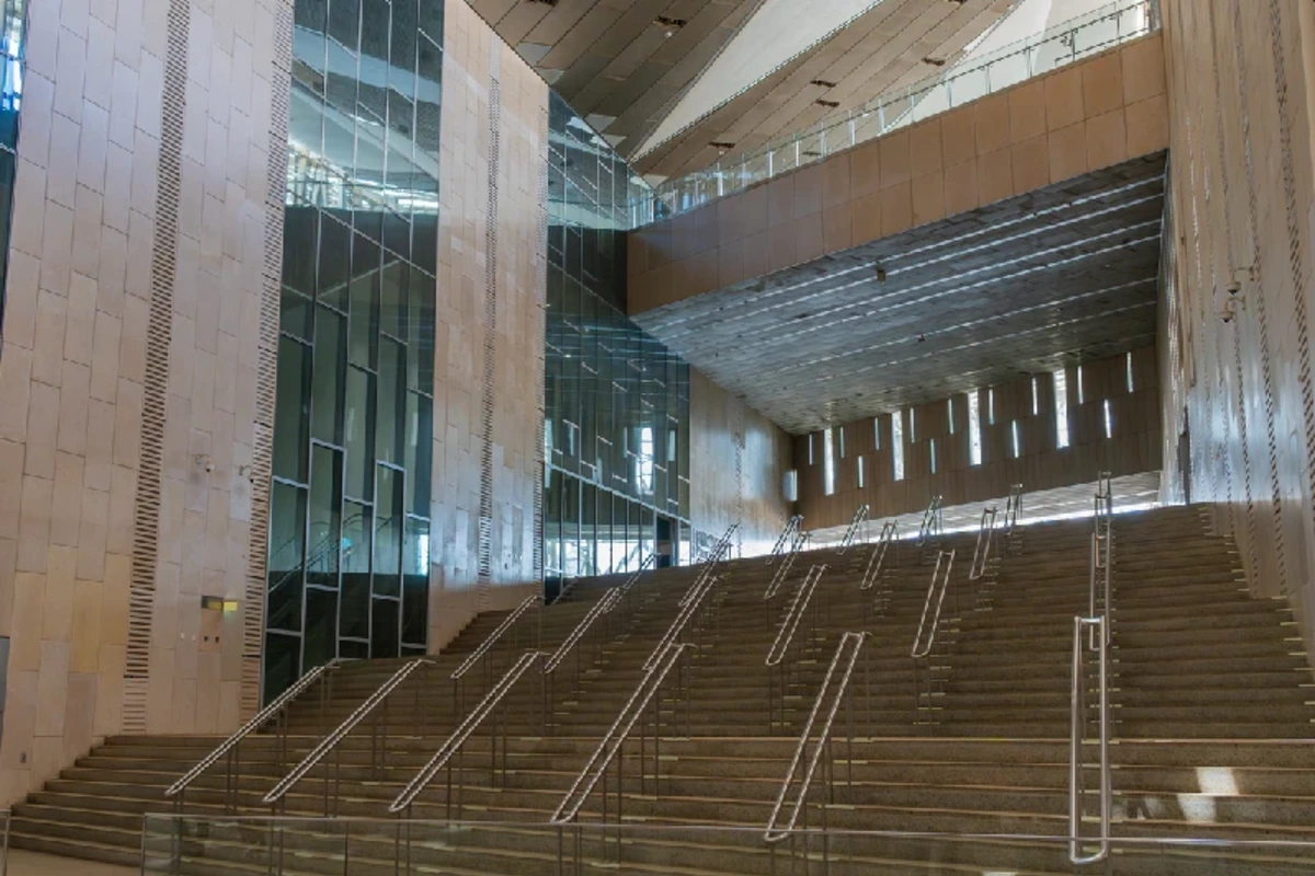 Modernes Atrium des Grand Egyptian Museum mit breiten architektonischen Treppen