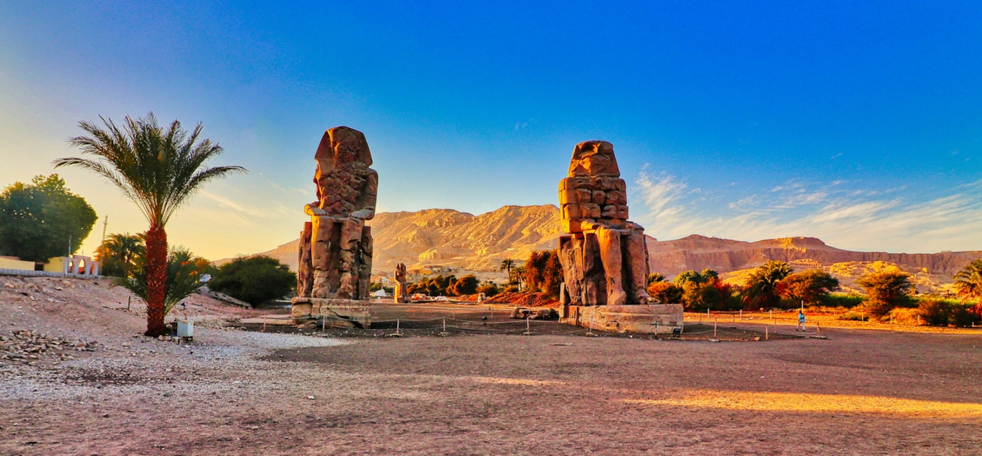Los Colosos de Memnón – El Monumento Más Icónico de Luxor