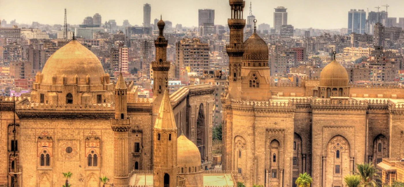 Mezquita de Al-Rifa'i - El Mausoleo Real que Desafía al Tiempo en el Corazón de El Cairo Islámico