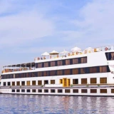 Luxuriöses Nilkreuzfahrtschiff bei Sonnenuntergang auf dem Nil in Ägypten
