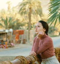 una Mujer disfrutando la Primavera en Egipto