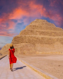 una mujer turista enfrente a La Pirámide Escalonada de Zoser en Saqqara
