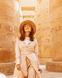 Mujer caminando en el antiguo templo egipcio de Luxor