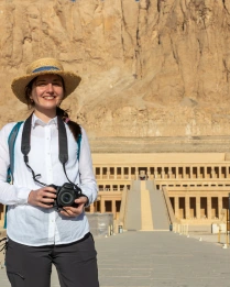 Una mujer turista enfrente al Templo de Hatshepsut en Egipto