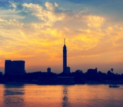Coucher de soleil sur le Nil et la tour du Caire, l'Égypte en janvier