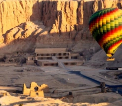 Montgolfière survolant le temple d'Hatchepsout à Louxor