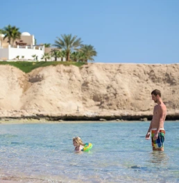 un uomo e una bambina in mare a Sharm el-Sheikh