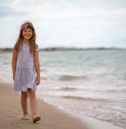 bambina davanti al mare