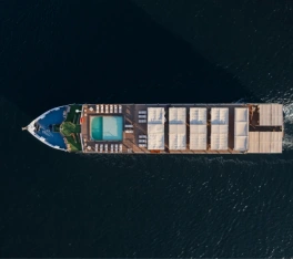 El Crucero MS Dwa navegando en el Río Nilo