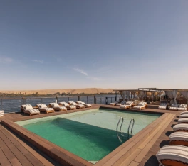 Piscina al aire libre en la cubierta del crucero MS DWA 