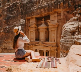 Petra e Egitto, una donna siede a montagna a petra