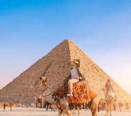 un'uomo alle piramidi, tour cairo e crociera sul nilo