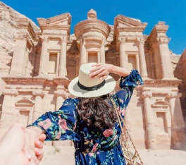 Crociera Egitto e Giordania, una donna a petra
