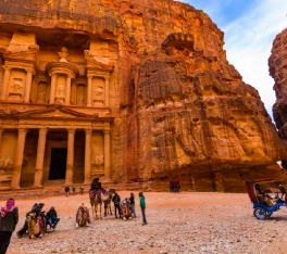 Crociera Egitto e Giordania, un gruppo a petra
