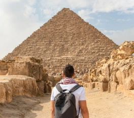 Viaggio organizzato Egitto, un'uomo alle piramidi