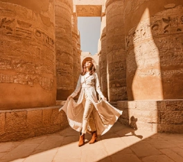 Viaggio organizzato Egitto, una donna a luxor