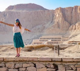 una donna davanti al tempio, viaggio organizzato egitto