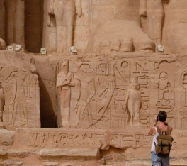 viaggio in egitto piramidi, una donna a un tempio a luxor
