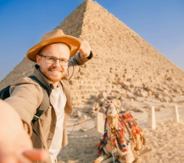 viaggio in egitto piramidi, un uomo alle piramidi davanti a un cammello