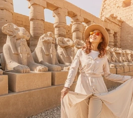 una donna a luxor, tour egitto piramidi e mare