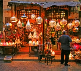 Egitto crociera sul Nilo e Cairo offerte, un uomo a khan el khalili