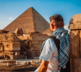 Egitto crociera sul Nilo e Cairo offerte, un uomo davanti alle piramidi