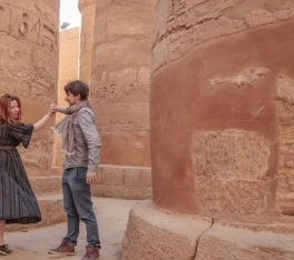 Una Coppia al Tempio di Karnak 