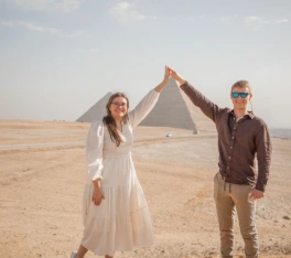 Una donna e un uomo davanti alle piramidi, tour egitto classico