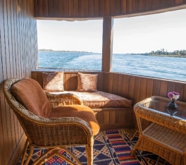 Lusso Vacanze in Egitto | Viaggio al Cairo, Una sedia davanti al Nilo a bordo della crociera
