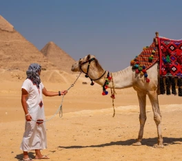 Lusso Vacanze in Egitto | Viaggio al Cairo, Un uomo alle piramidi