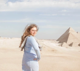 Lusso Vacanze in Egitto | Viaggio al Cairo, Una donna davanti alle piramidi