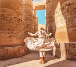 Capodanno al Cairo, una donna a karnak