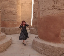 Capodanno Egitto, una donna a karnak