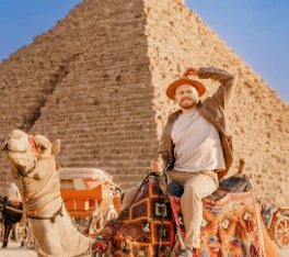 Vacanze in Egitto a Natale, un uomo a dorso di un cammello