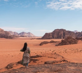 Viaggio organizzato Giordania, una donna al deserto della giordania