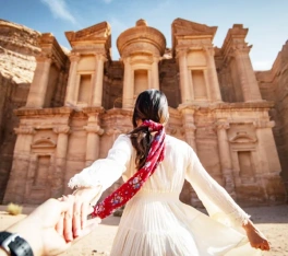 Viaggio organizzato Giordania, una donna a petra