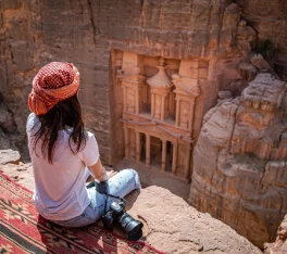 Tour Giordania 7 Giorni, una donna a montagna