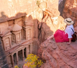 Viaggio in Giordania, una donna a petra