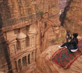 Tour Giordania, una donna a petra
