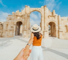 Tour Giordania, un uomo tiene la mano di una donna a petra