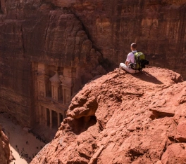 Vacanza in Giordania, un uomo a grande roccia a petra
